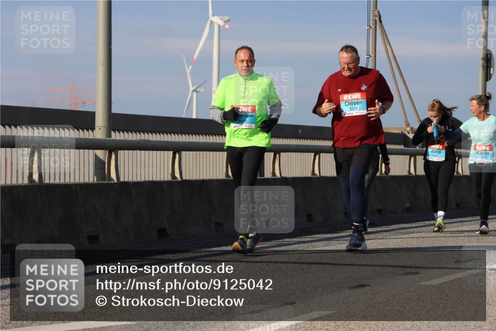 03.10.2025 - Köhlbrandbrückenlauf Strokosch-Dieckow http://msf.ph/oto/9125042 03.10.2025 10:06:54 Position 2 2480, 3349, 2926 meine-sportfotos.de
