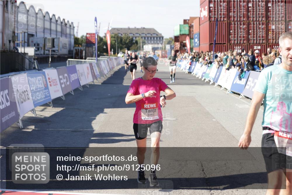 03.10.2025 - Köhlbrandbrückenlauf Jannik Wohlers http://msf.ph/oto/9125096 03.10.2025 13:06:53 Ziel 4152, 4249, 5963, 5971, 6056, 6089, 6745, 6799 meine-sportfotos.de