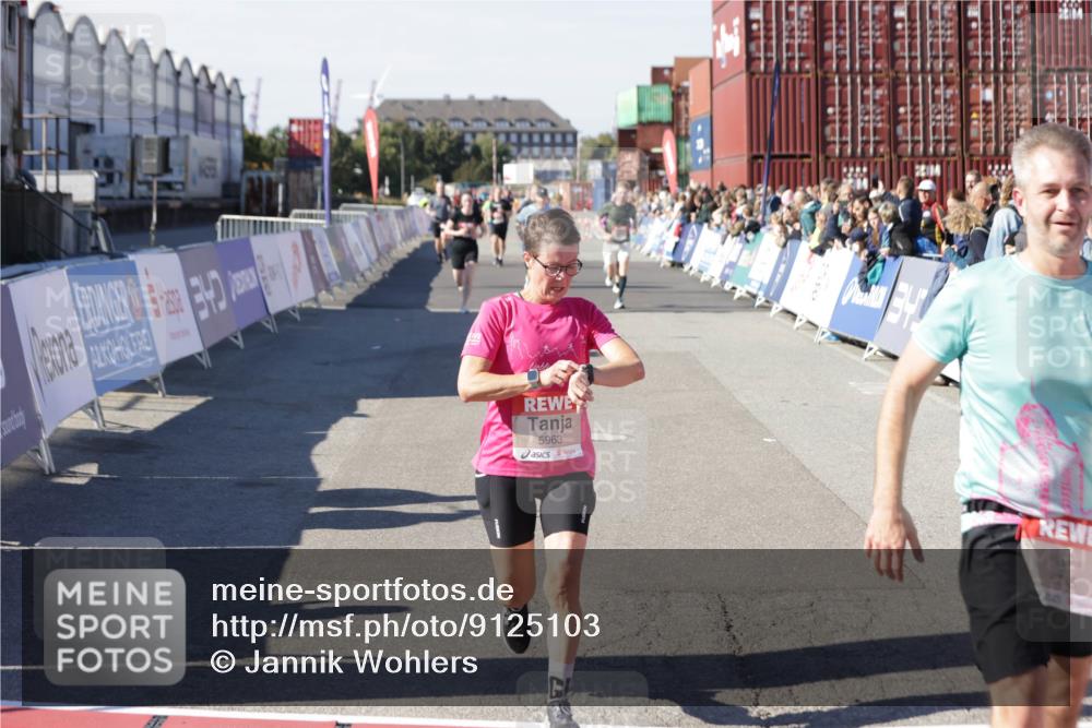 03.10.2025 - Köhlbrandbrückenlauf Jannik Wohlers http://msf.ph/oto/9125103 03.10.2025 13:06:54 Ziel 4152, 4249, 5963, 6056, 6089, 6745, 6799 meine-sportfotos.de