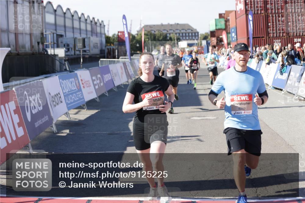 03.10.2025 - Köhlbrandbrückenlauf Jannik Wohlers http://msf.ph/oto/9125225 03.10.2025 13:07:00 Ziel 4152, 4249, 4451, 4588, 4804, 5963, 6065, 6423, 6427, 6745, 6799, 6822 meine-sportfotos.de