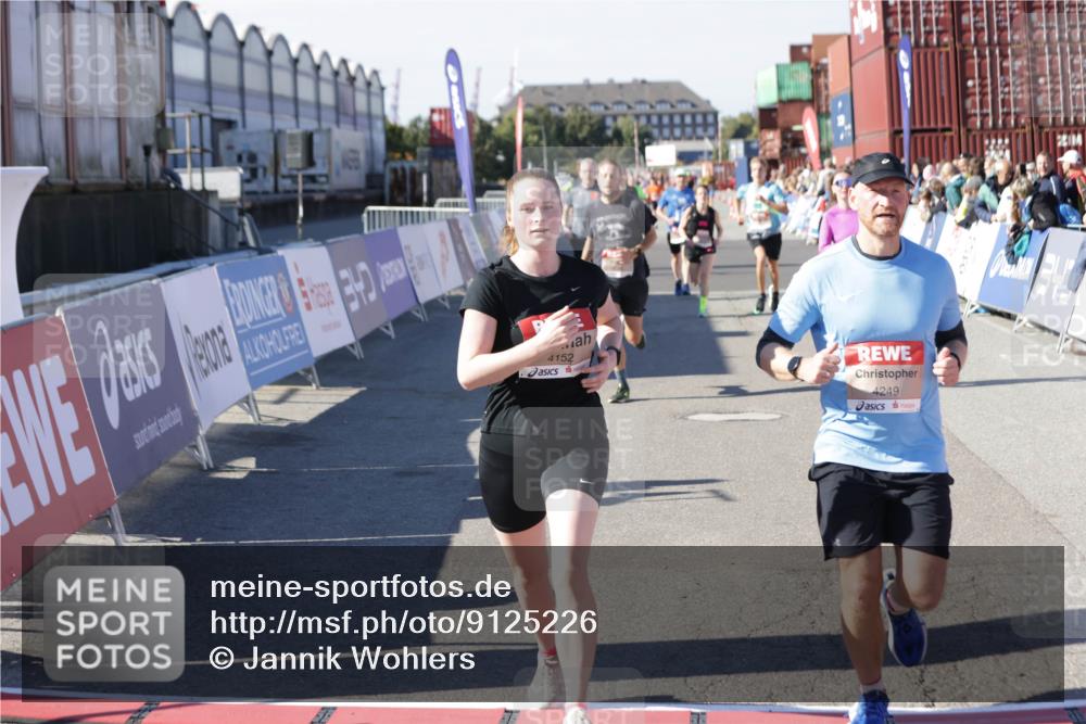 03.10.2025 - Köhlbrandbrückenlauf Jannik Wohlers http://msf.ph/oto/9125226 03.10.2025 13:07:00 Ziel 4152, 4249, 4451, 4588, 4804, 5963, 6065, 6423, 6427, 6745, 6799, 6822 meine-sportfotos.de