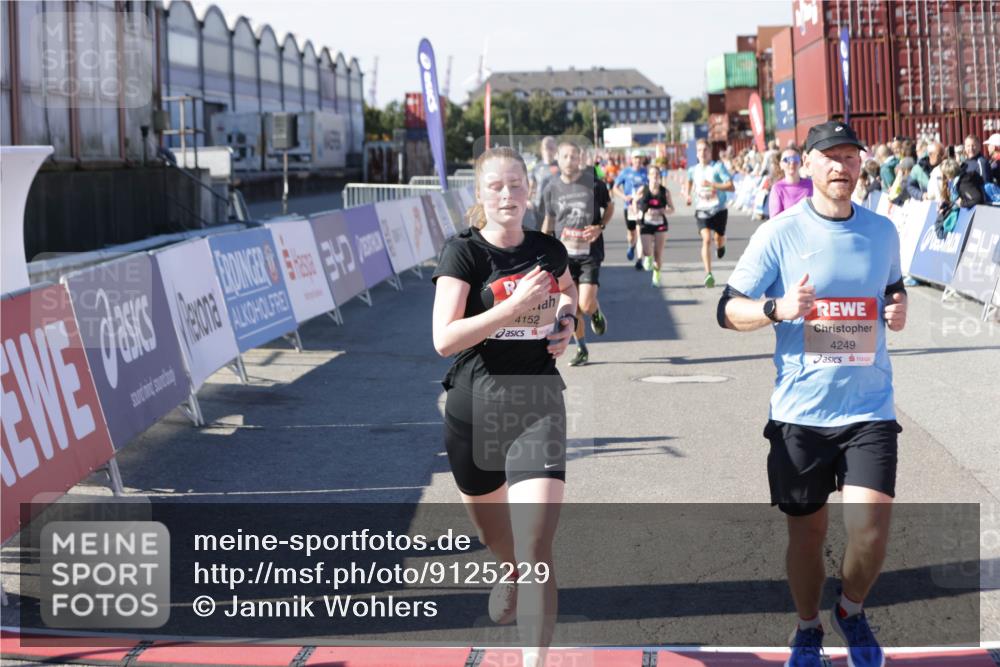 03.10.2025 - Köhlbrandbrückenlauf Jannik Wohlers http://msf.ph/oto/9125229 03.10.2025 13:07:00 Ziel 4152, 4249, 4451, 4588, 4804, 5963, 6065, 6423, 6427, 6745, 6799, 6822 meine-sportfotos.de