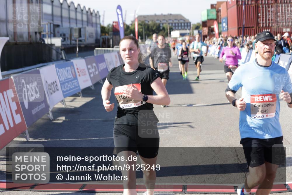03.10.2025 - Köhlbrandbrückenlauf Jannik Wohlers http://msf.ph/oto/9125249 03.10.2025 13:07:00 Ziel 4152, 4249, 4451, 4588, 4804, 5963, 6065, 6423, 6427, 6745, 6799, 6822 meine-sportfotos.de