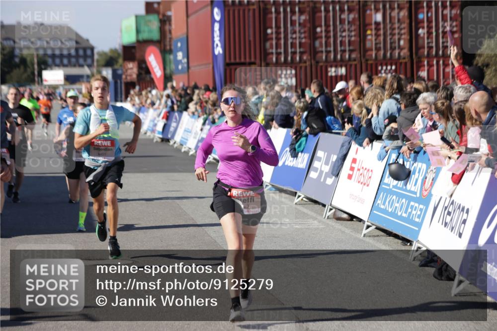03.10.2025 - Köhlbrandbrückenlauf Jannik Wohlers http://msf.ph/oto/9125279 03.10.2025 13:07:02 Ziel 4152, 4249, 4444, 4451, 4588, 4804, 5963, 6065, 6423, 6427, 6745, 6799, 6822 meine-sportfotos.de