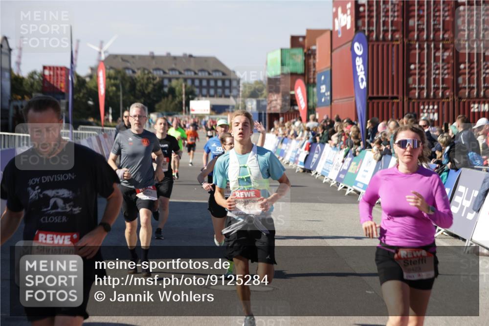 03.10.2025 - Köhlbrandbrückenlauf Jannik Wohlers http://msf.ph/oto/9125284 03.10.2025 13:07:02 Ziel 4152, 4249, 4444, 4451, 4588, 4804, 5963, 6065, 6423, 6427, 6745, 6799, 6822 meine-sportfotos.de