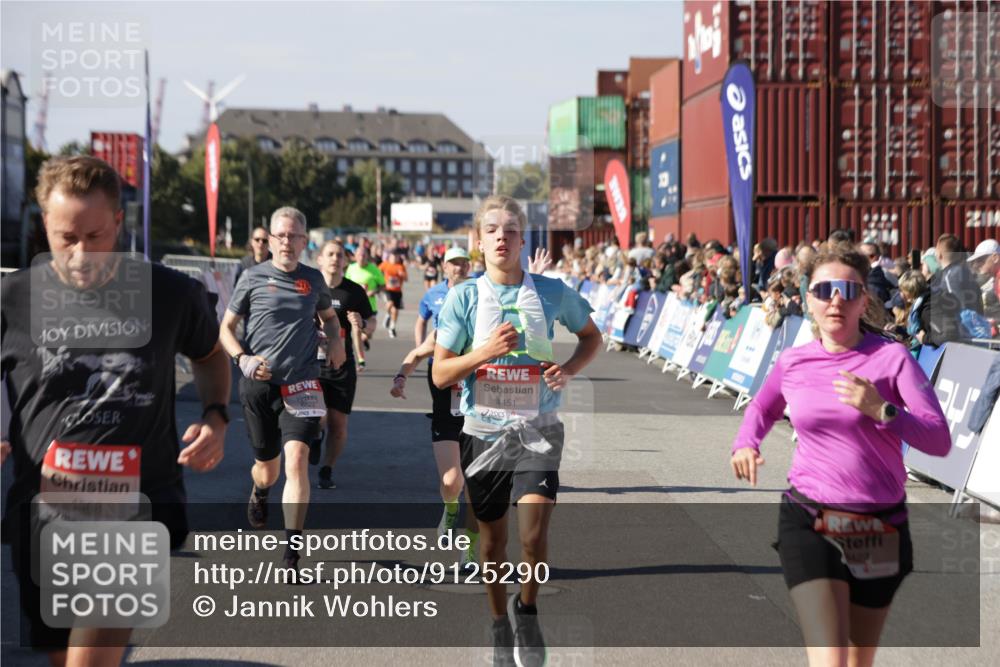 03.10.2025 - Köhlbrandbrückenlauf Jannik Wohlers http://msf.ph/oto/9125290 03.10.2025 13:07:02 Ziel 4152, 4249, 4444, 4451, 4588, 4804, 5963, 6065, 6423, 6427, 6745, 6799, 6822 meine-sportfotos.de