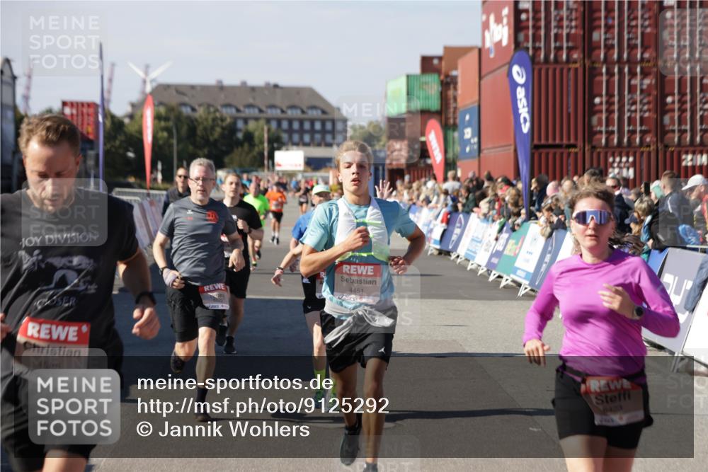 03.10.2025 - Köhlbrandbrückenlauf Jannik Wohlers http://msf.ph/oto/9125292 03.10.2025 13:07:02 Ziel 4152, 4249, 4444, 4451, 4588, 4804, 5963, 6065, 6423, 6427, 6745, 6799, 6822 meine-sportfotos.de