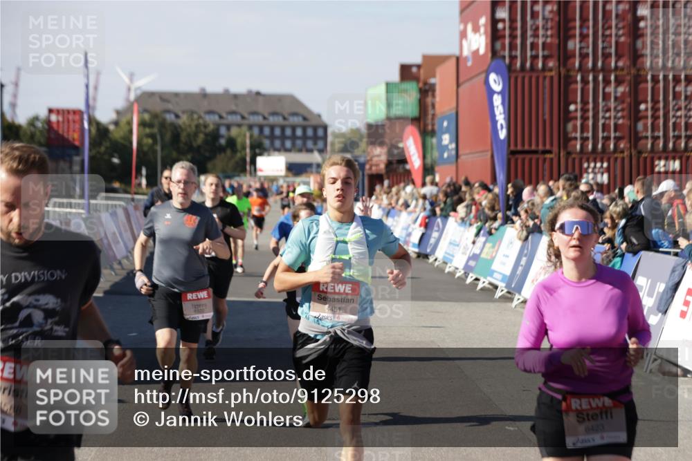 03.10.2025 - Köhlbrandbrückenlauf Jannik Wohlers http://msf.ph/oto/9125298 03.10.2025 13:07:03 Ziel 4152, 4249, 4444, 4451, 4588, 4804, 5963, 6065, 6423, 6427, 6799, 6822 meine-sportfotos.de