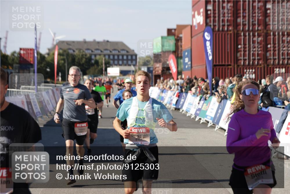 03.10.2025 - Köhlbrandbrückenlauf Jannik Wohlers http://msf.ph/oto/9125303 03.10.2025 13:07:03 Ziel 4152, 4249, 4444, 4451, 4588, 4804, 5963, 6065, 6423, 6427, 6799, 6822 meine-sportfotos.de