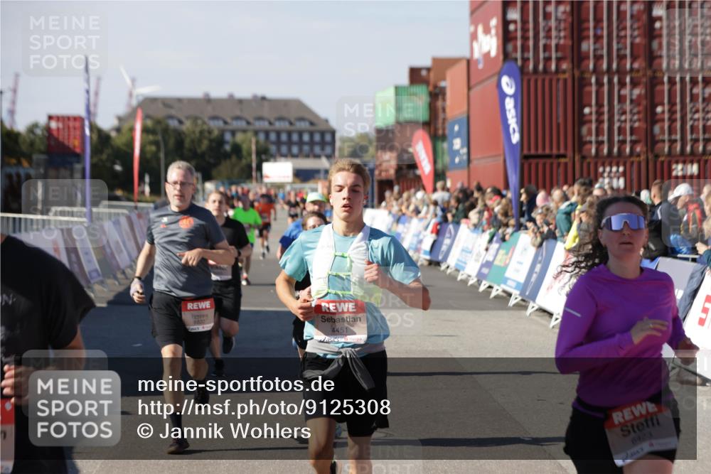 03.10.2025 - Köhlbrandbrückenlauf Jannik Wohlers http://msf.ph/oto/9125308 03.10.2025 13:07:03 Ziel 4152, 4249, 4444, 4451, 4588, 4804, 5963, 6065, 6423, 6427, 6799, 6822 meine-sportfotos.de