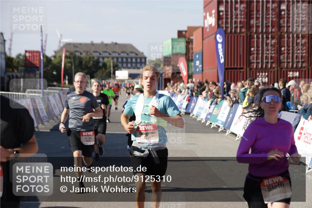 03.10.2025 - Köhlbrandbrückenlauf Jannik Wohlers http://msf.ph/oto/9125310 03.10.2025 13:07:03 Ziel 4152, 4249, 4444, 4451, 4588, 4804, 5963, 6065, 6423, 6427, 6799, 6822 meine-sportfotos.de