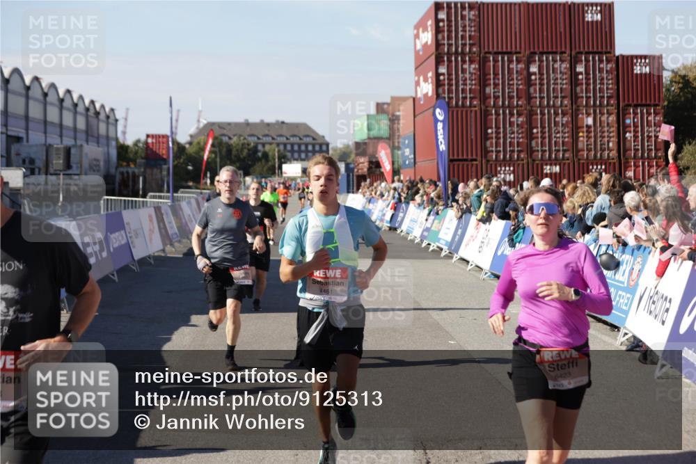 03.10.2025 - Köhlbrandbrückenlauf Jannik Wohlers http://msf.ph/oto/9125313 03.10.2025 13:07:03 Ziel 4152, 4249, 4444, 4451, 4588, 4804, 5963, 6065, 6423, 6427, 6799, 6822 meine-sportfotos.de