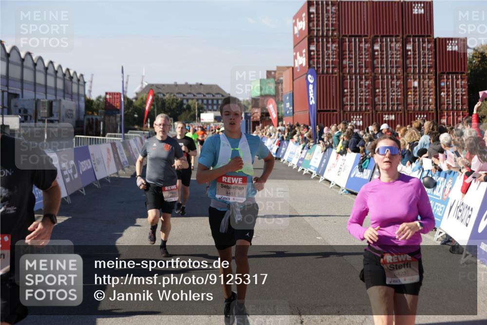 03.10.2025 - Köhlbrandbrückenlauf Jannik Wohlers http://msf.ph/oto/9125317 03.10.2025 13:07:03 Ziel 4152, 4249, 4444, 4451, 4588, 4804, 5963, 6065, 6423, 6427, 6799, 6822 meine-sportfotos.de