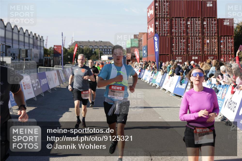 03.10.2025 - Köhlbrandbrückenlauf Jannik Wohlers http://msf.ph/oto/9125321 03.10.2025 13:07:03 Ziel 4152, 4249, 4444, 4451, 4588, 4804, 5963, 6065, 6423, 6427, 6799, 6822 meine-sportfotos.de