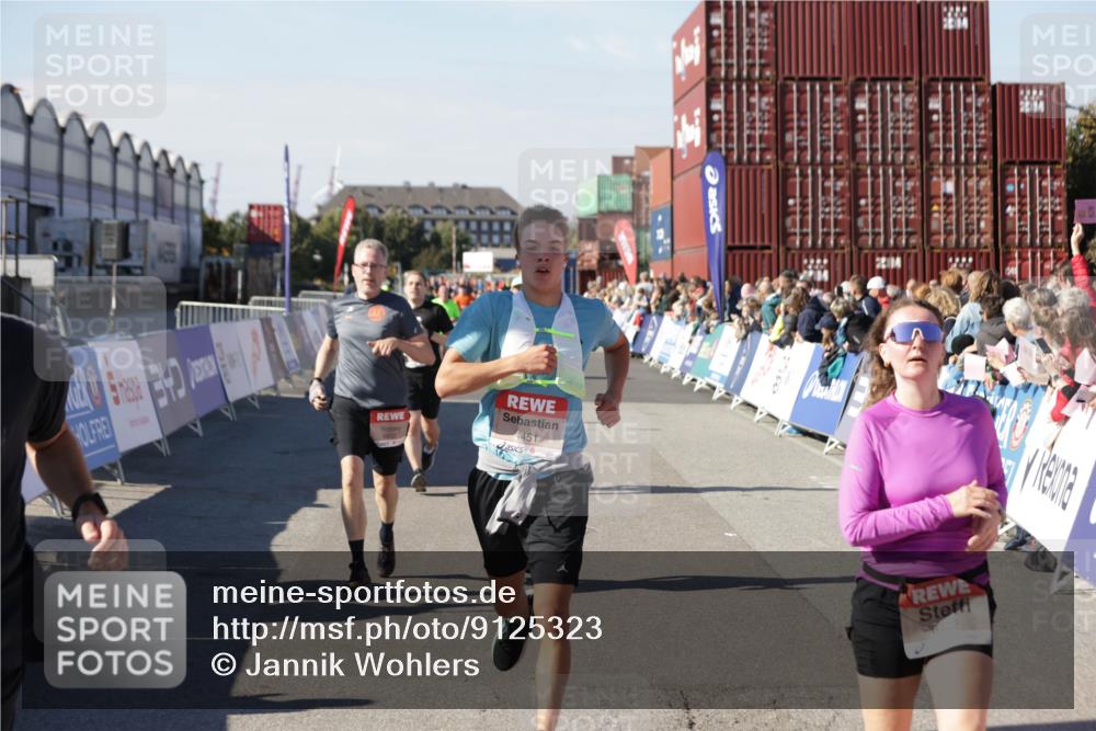03.10.2025 - Köhlbrandbrückenlauf Jannik Wohlers http://msf.ph/oto/9125323 03.10.2025 13:07:03 Ziel 4152, 4249, 4444, 4451, 4588, 4804, 5963, 6065, 6423, 6427, 6799, 6822 meine-sportfotos.de