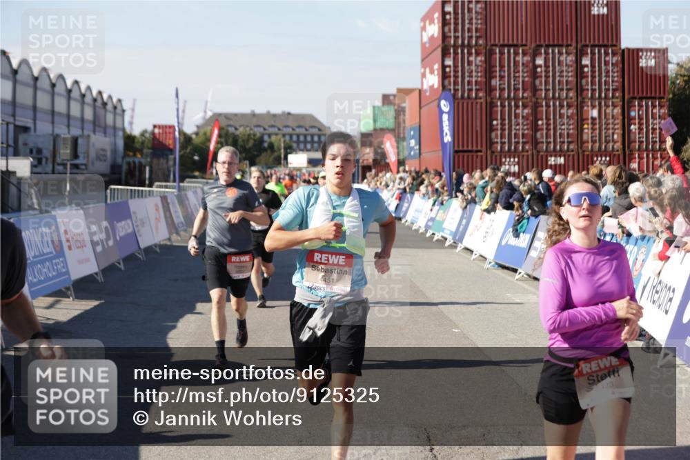 03.10.2025 - Köhlbrandbrückenlauf Jannik Wohlers http://msf.ph/oto/9125325 03.10.2025 13:07:03 Ziel 4152, 4249, 4444, 4451, 4588, 4804, 5963, 6065, 6423, 6427, 6799, 6822 meine-sportfotos.de