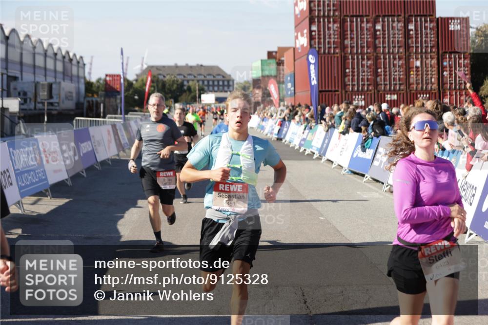 03.10.2025 - Köhlbrandbrückenlauf Jannik Wohlers http://msf.ph/oto/9125328 03.10.2025 13:07:03 Ziel 4152, 4249, 4444, 4451, 4588, 4804, 5963, 6065, 6423, 6427, 6799, 6822 meine-sportfotos.de