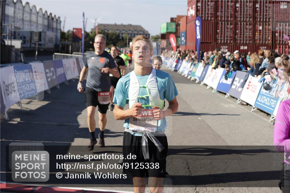 03.10.2025 - Köhlbrandbrückenlauf Jannik Wohlers http://msf.ph/oto/9125338 03.10.2025 13:07:04 Ziel 4152, 4249, 4444, 4451, 4588, 4804, 6065, 6423, 6427, 6799, 6822 meine-sportfotos.de