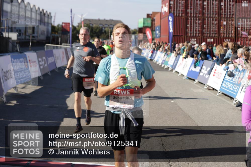 03.10.2025 - Köhlbrandbrückenlauf Jannik Wohlers http://msf.ph/oto/9125341 03.10.2025 13:07:04 Ziel 4152, 4249, 4444, 4451, 4588, 4804, 6065, 6423, 6427, 6799, 6822 meine-sportfotos.de