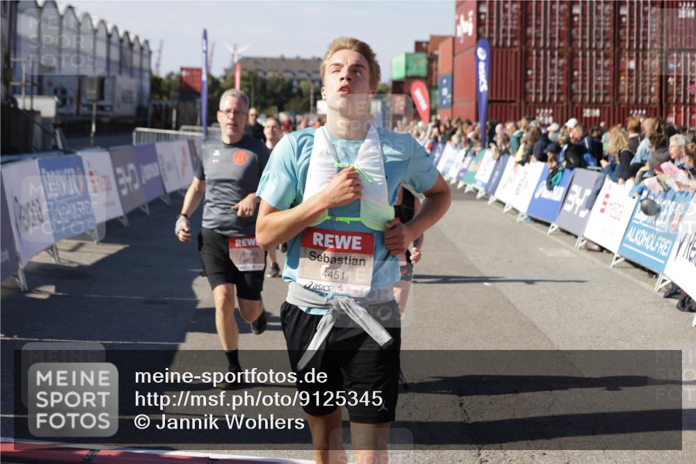 03.10.2025 - Köhlbrandbrückenlauf Jannik Wohlers http://msf.ph/oto/9125345 03.10.2025 13:07:04 Ziel 4152, 4249, 4444, 4451, 4588, 4804, 6065, 6423, 6427, 6799, 6822 meine-sportfotos.de