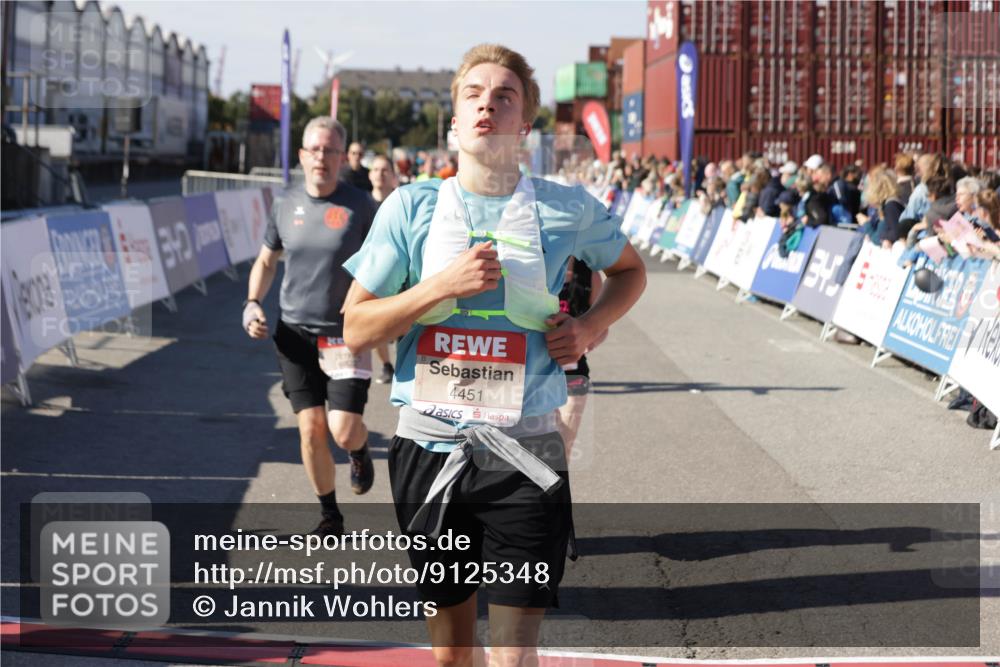 03.10.2025 - Köhlbrandbrückenlauf Jannik Wohlers http://msf.ph/oto/9125348 03.10.2025 13:07:04 Ziel 4152, 4249, 4444, 4451, 4588, 4804, 6065, 6423, 6427, 6799, 6822 meine-sportfotos.de