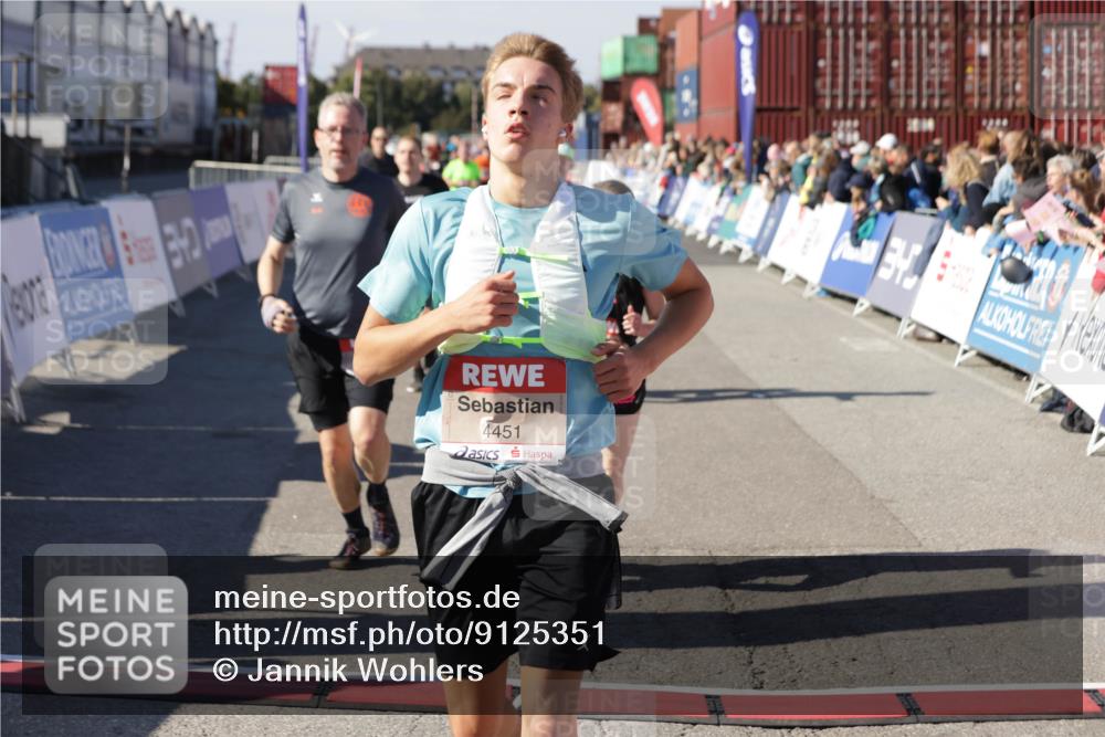 03.10.2025 - Köhlbrandbrückenlauf Jannik Wohlers http://msf.ph/oto/9125351 03.10.2025 13:07:04 Ziel 4152, 4249, 4444, 4451, 4588, 4804, 6065, 6423, 6427, 6799, 6822 meine-sportfotos.de