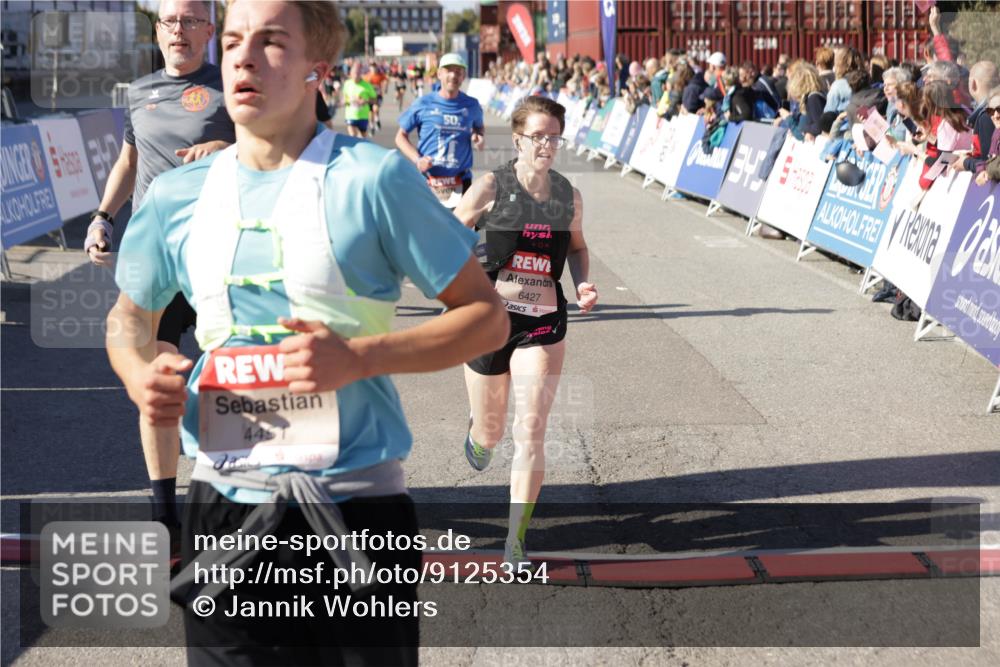 03.10.2025 - Köhlbrandbrückenlauf Jannik Wohlers http://msf.ph/oto/9125354 03.10.2025 13:07:05 Ziel 4152, 4249, 4444, 4451, 4588, 4804, 6065, 6423, 6427, 6467, 6799, 6822 meine-sportfotos.de