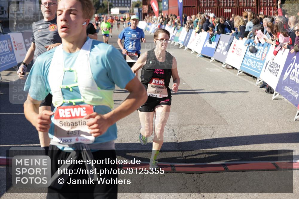 03.10.2025 - Köhlbrandbrückenlauf Jannik Wohlers http://msf.ph/oto/9125355 03.10.2025 13:07:05 Ziel 4152, 4249, 4444, 4451, 4588, 4804, 6065, 6423, 6427, 6467, 6799, 6822 meine-sportfotos.de