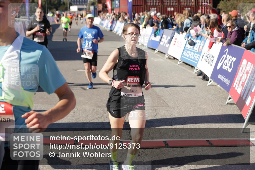 03.10.2025 - Köhlbrandbrückenlauf Jannik Wohlers http://msf.ph/oto/9125373 03.10.2025 13:07:05 Ziel 4152, 4249, 4444, 4451, 4588, 4804, 6065, 6423, 6427, 6467, 6799, 6822 meine-sportfotos.de
