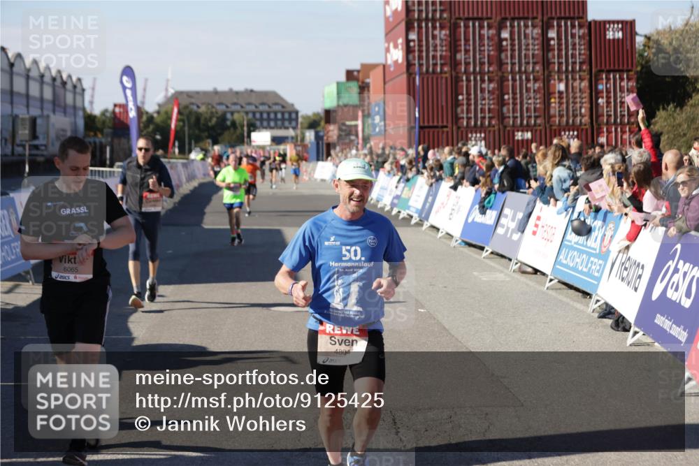 03.10.2025 - Köhlbrandbrückenlauf Jannik Wohlers http://msf.ph/oto/9125425 03.10.2025 13:07:07 Ziel 4152, 4249, 4444, 4451, 4588, 4804, 6065, 6302, 6423, 6427, 6467, 6799, 6822 meine-sportfotos.de