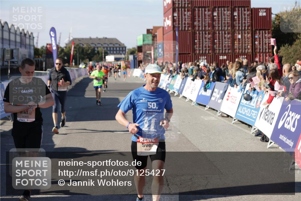 03.10.2025 - Köhlbrandbrückenlauf Jannik Wohlers http://msf.ph/oto/9125427 03.10.2025 13:07:07 Ziel 4152, 4249, 4444, 4451, 4588, 4804, 6065, 6302, 6423, 6427, 6467, 6799, 6822 meine-sportfotos.de
