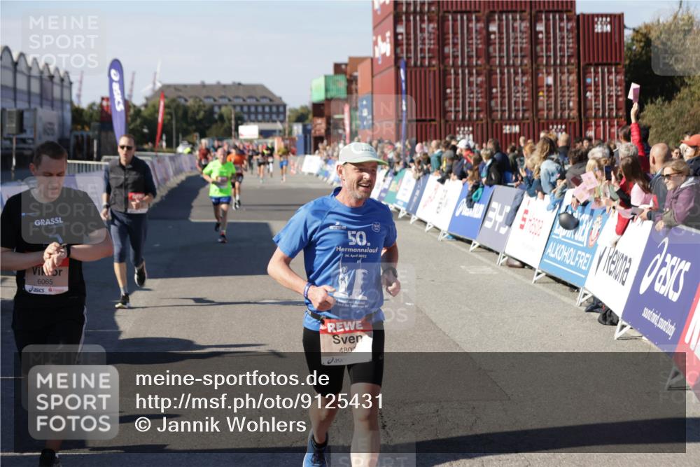 03.10.2025 - Köhlbrandbrückenlauf Jannik Wohlers http://msf.ph/oto/9125431 03.10.2025 13:07:07 Ziel 4152, 4249, 4444, 4451, 4588, 4804, 6065, 6302, 6423, 6427, 6467, 6799, 6822 meine-sportfotos.de