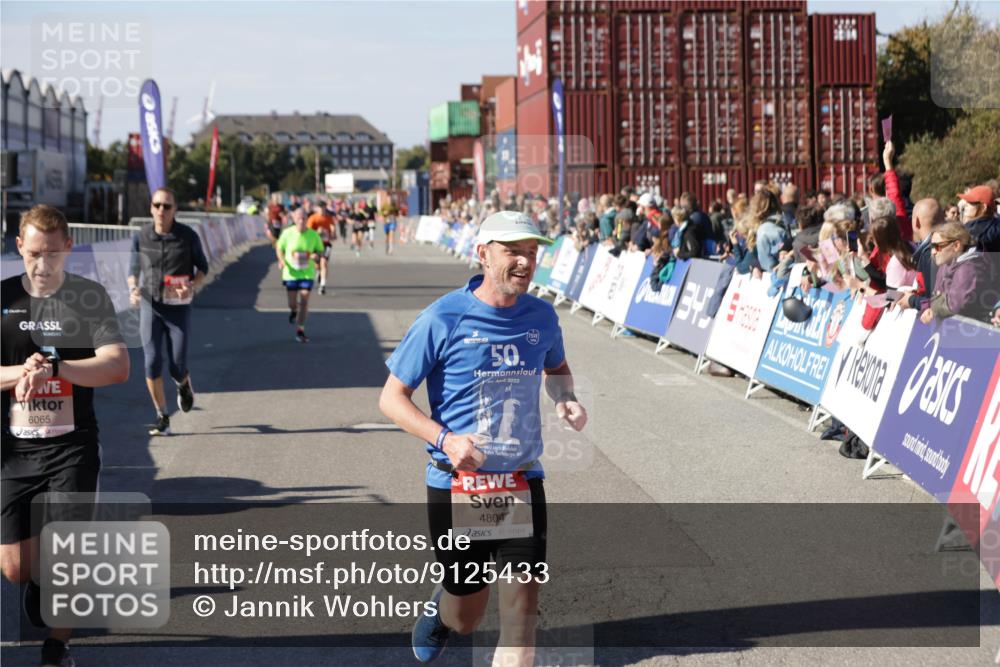 03.10.2025 - Köhlbrandbrückenlauf Jannik Wohlers http://msf.ph/oto/9125433 03.10.2025 13:07:07 Ziel 4152, 4249, 4444, 4451, 4588, 4804, 6065, 6302, 6423, 6427, 6467, 6799, 6822 meine-sportfotos.de