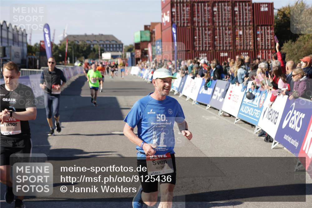 03.10.2025 - Köhlbrandbrückenlauf Jannik Wohlers http://msf.ph/oto/9125436 03.10.2025 13:07:07 Ziel 4152, 4249, 4444, 4451, 4588, 4804, 6065, 6302, 6423, 6427, 6467, 6799, 6822 meine-sportfotos.de