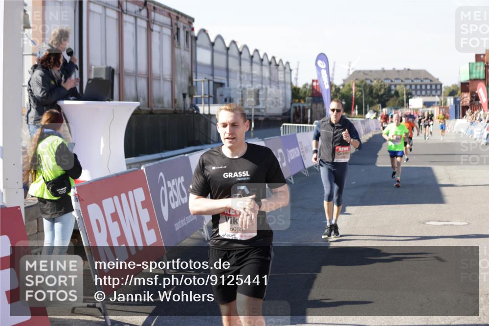 03.10.2025 - Köhlbrandbrückenlauf Jannik Wohlers http://msf.ph/oto/9125441 03.10.2025 13:07:07 Ziel 4152, 4249, 4444, 4451, 4588, 4804, 6065, 6302, 6423, 6427, 6467, 6799, 6822 meine-sportfotos.de