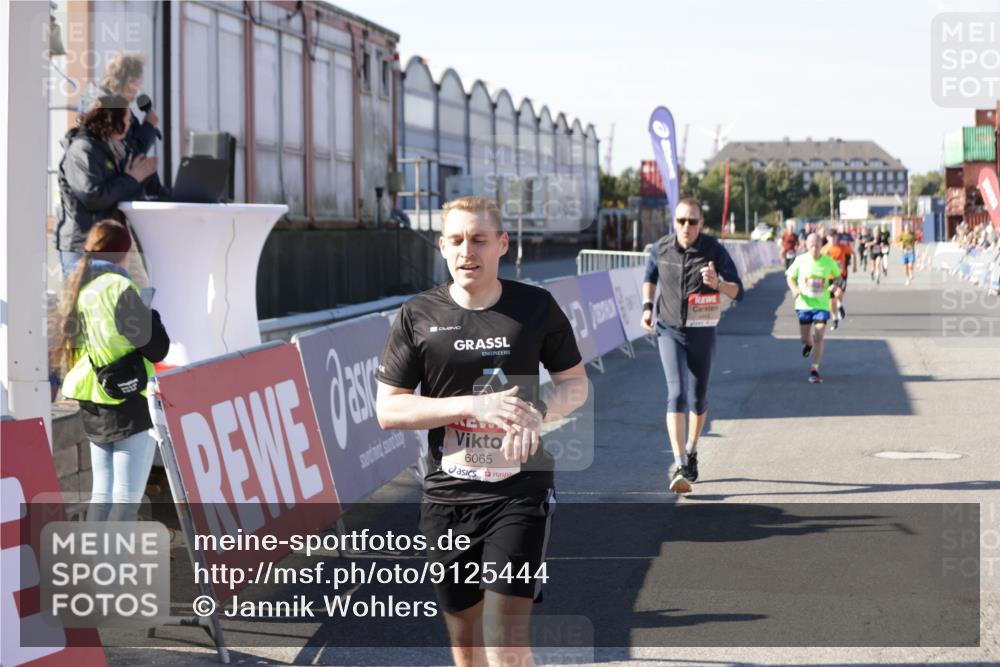03.10.2025 - Köhlbrandbrückenlauf Jannik Wohlers http://msf.ph/oto/9125444 03.10.2025 13:07:07 Ziel 4152, 4249, 4444, 4451, 4588, 4804, 6065, 6302, 6423, 6427, 6467, 6799, 6822 meine-sportfotos.de