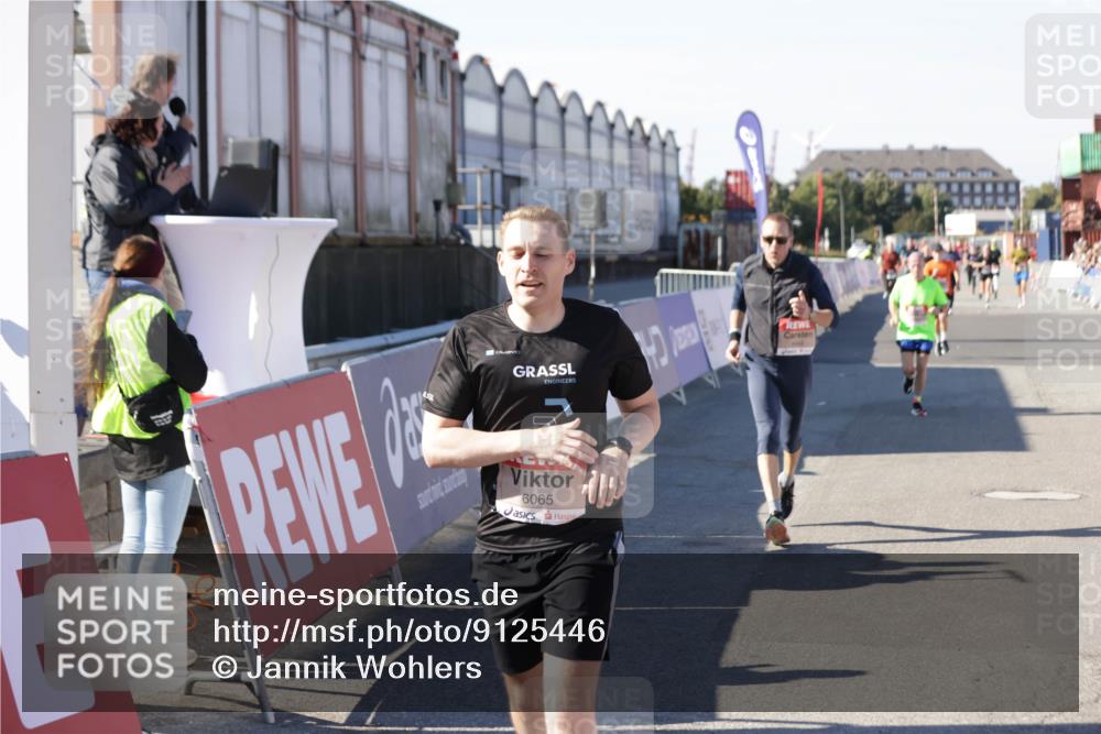 03.10.2025 - Köhlbrandbrückenlauf Jannik Wohlers http://msf.ph/oto/9125446 03.10.2025 13:07:08 Ziel 4152, 4249, 4444, 4451, 4588, 4804, 6065, 6302, 6423, 6427, 6467, 6799, 6822 meine-sportfotos.de
