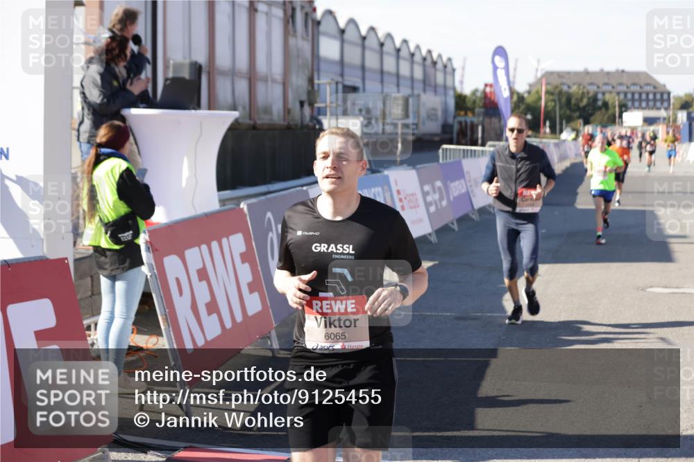 03.10.2025 - Köhlbrandbrückenlauf Jannik Wohlers http://msf.ph/oto/9125455 03.10.2025 13:07:08 Ziel 4152, 4249, 4444, 4451, 4588, 4804, 6065, 6302, 6423, 6427, 6467, 6799, 6822 meine-sportfotos.de