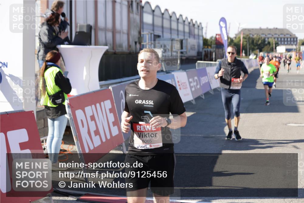 03.10.2025 - Köhlbrandbrückenlauf Jannik Wohlers http://msf.ph/oto/9125456 03.10.2025 13:07:08 Ziel 4152, 4249, 4444, 4451, 4588, 4804, 6065, 6302, 6423, 6427, 6467, 6799, 6822 meine-sportfotos.de