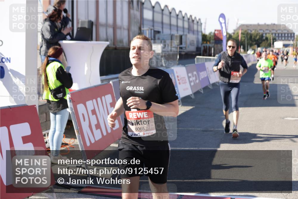 03.10.2025 - Köhlbrandbrückenlauf Jannik Wohlers http://msf.ph/oto/9125457 03.10.2025 13:07:08 Ziel 4152, 4249, 4444, 4451, 4588, 4804, 6065, 6302, 6423, 6427, 6467, 6799, 6822 meine-sportfotos.de
