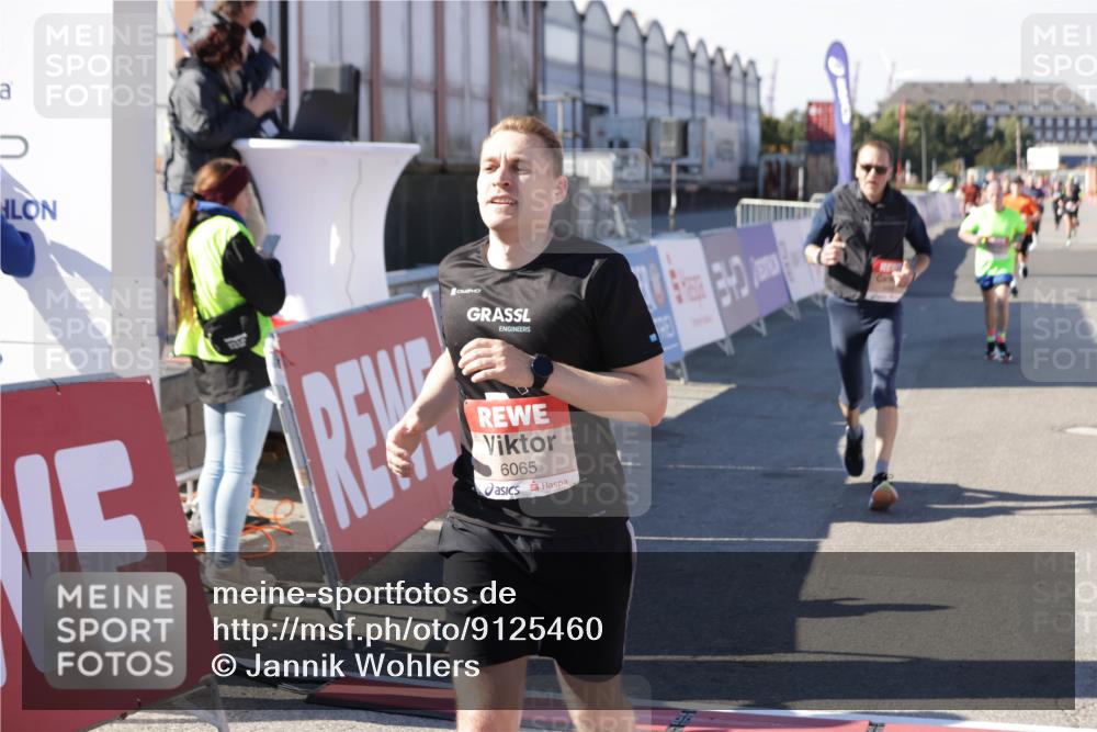 03.10.2025 - Köhlbrandbrückenlauf Jannik Wohlers http://msf.ph/oto/9125460 03.10.2025 13:07:08 Ziel 4152, 4249, 4444, 4451, 4588, 4804, 6065, 6302, 6423, 6427, 6467, 6799, 6822 meine-sportfotos.de