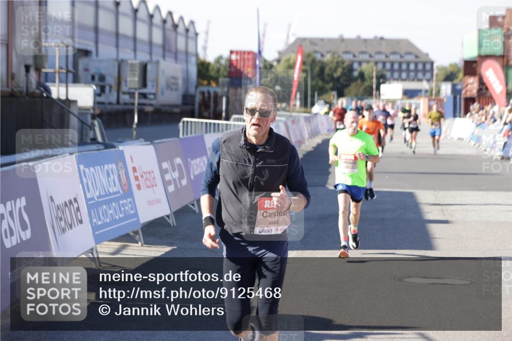 03.10.2025 - Köhlbrandbrückenlauf Jannik Wohlers http://msf.ph/oto/9125468 03.10.2025 13:07:09 Ziel 4152, 4249, 4444, 4451, 4588, 4804, 6065, 6302, 6423, 6427, 6467, 6822 meine-sportfotos.de