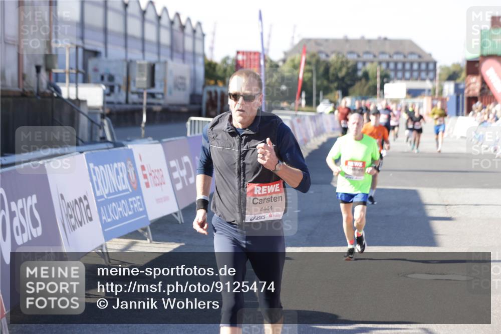 03.10.2025 - Köhlbrandbrückenlauf Jannik Wohlers http://msf.ph/oto/9125474 03.10.2025 13:07:09 Ziel 4152, 4249, 4444, 4451, 4588, 4804, 6065, 6302, 6423, 6427, 6467, 6822 meine-sportfotos.de