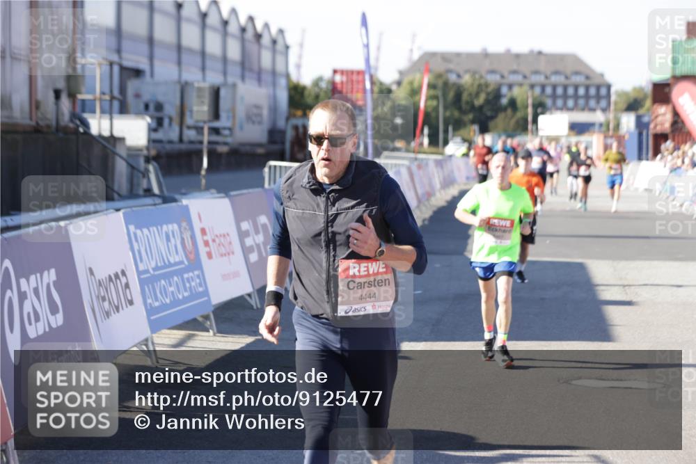 03.10.2025 - Köhlbrandbrückenlauf Jannik Wohlers http://msf.ph/oto/9125477 03.10.2025 13:07:09 Ziel 4152, 4249, 4444, 4451, 4588, 4804, 6065, 6302, 6423, 6427, 6467, 6822 meine-sportfotos.de