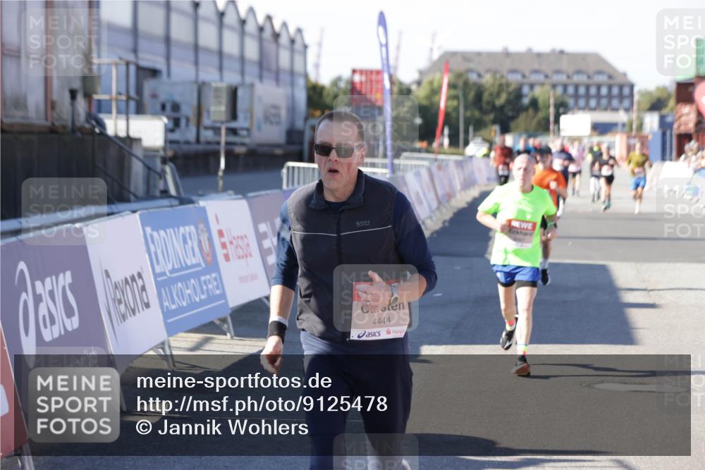03.10.2025 - Köhlbrandbrückenlauf Jannik Wohlers http://msf.ph/oto/9125478 03.10.2025 13:07:09 Ziel 4152, 4249, 4444, 4451, 4588, 4804, 6065, 6302, 6423, 6427, 6467, 6822 meine-sportfotos.de