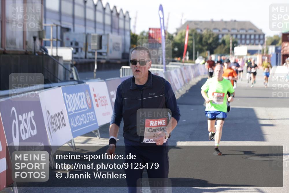 03.10.2025 - Köhlbrandbrückenlauf Jannik Wohlers http://msf.ph/oto/9125479 03.10.2025 13:07:09 Ziel 4152, 4249, 4444, 4451, 4588, 4804, 6065, 6302, 6423, 6427, 6467, 6822 meine-sportfotos.de