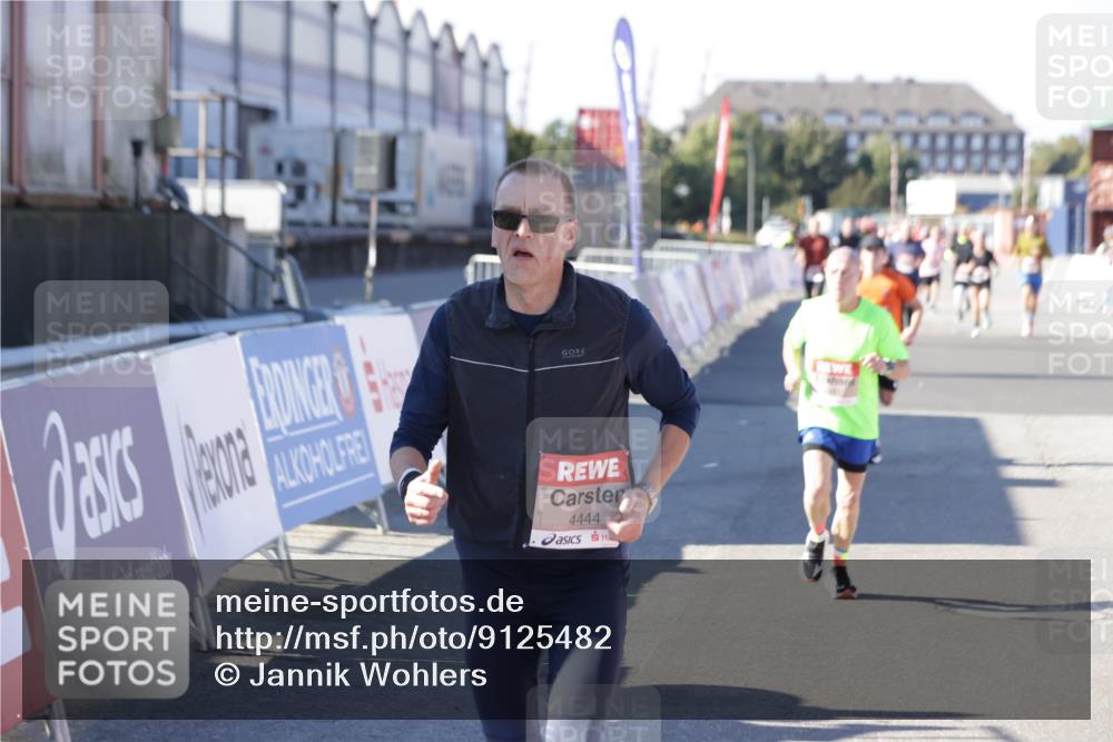 03.10.2025 - Köhlbrandbrückenlauf Jannik Wohlers http://msf.ph/oto/9125482 03.10.2025 13:07:09 Ziel 4152, 4249, 4444, 4451, 4588, 4804, 6065, 6302, 6423, 6427, 6467, 6822 meine-sportfotos.de