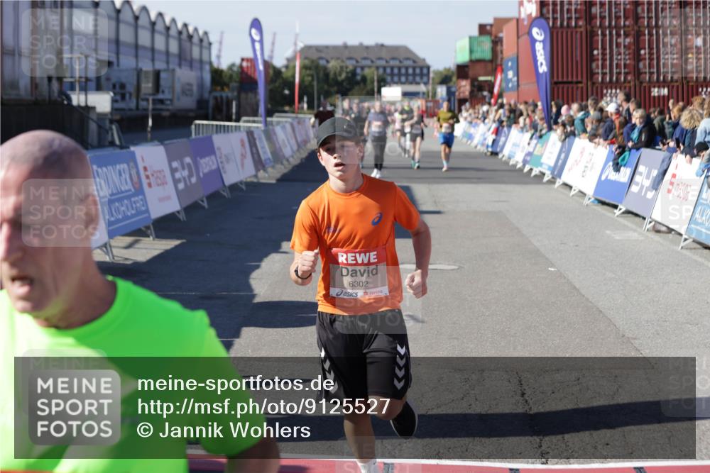 03.10.2025 - Köhlbrandbrückenlauf Jannik Wohlers http://msf.ph/oto/9125527 03.10.2025 13:07:14 Ziel 4444, 4649, 4804, 6065, 6302, 6427, 6467, 6822 meine-sportfotos.de