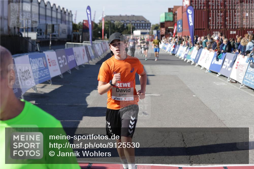 03.10.2025 - Köhlbrandbrückenlauf Jannik Wohlers http://msf.ph/oto/9125530 03.10.2025 13:07:14 Ziel 4444, 4649, 4804, 6065, 6302, 6427, 6467, 6822 meine-sportfotos.de