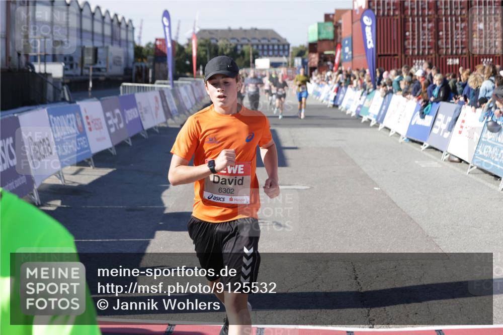 03.10.2025 - Köhlbrandbrückenlauf Jannik Wohlers http://msf.ph/oto/9125532 03.10.2025 13:07:14 Ziel 4444, 4649, 4804, 6065, 6302, 6427, 6467, 6822 meine-sportfotos.de